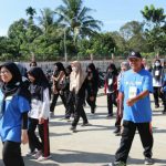 Dekan FIS Dr Maraimbang Daulay (pakai topi) mengikuti Fun Walk dalam rangkaian Porseni FIS 2022, Jumat lalu. Dekan mengapresiasi partisipasi civitas akademik FIS dalam pelaksanaan Porseni.