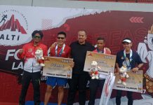 Ketua Kormi Sumut berfoto dengan peraih medali emas Inorga ALTI di nomor lari 40 KM usai penyerahan medali, di Palembang, Senin (4/7/2022).