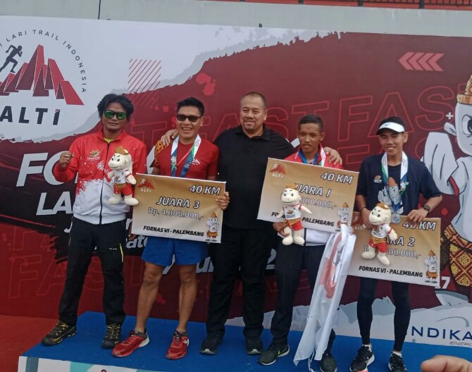 Ketua Kormi Sumut berfoto dengan peraih medali emas Inorga ALTI di nomor lari 40 KM usai penyerahan medali, di Palembang, Senin (4/7/2022).