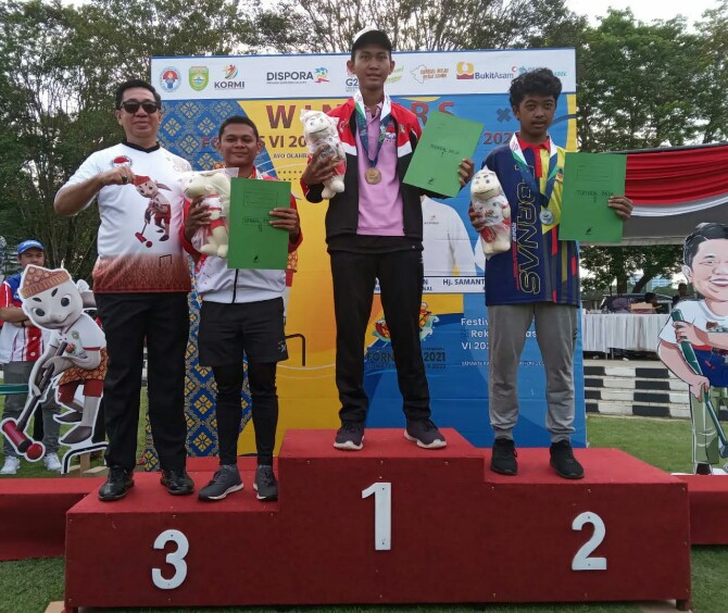Pegiat Gateball Asal Sumut, Zeno Zalukhu saat menerima medali perunggu.