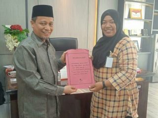 Wakil Ketua DPRD Medan, Rajudin Sagala menerima berkas adanya dugaan guru bodong program PPPK
