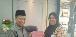 Wakil Ketua DPRD Medan, Rajudin Sagala menerima berkas adanya dugaan guru bodong program PPPK