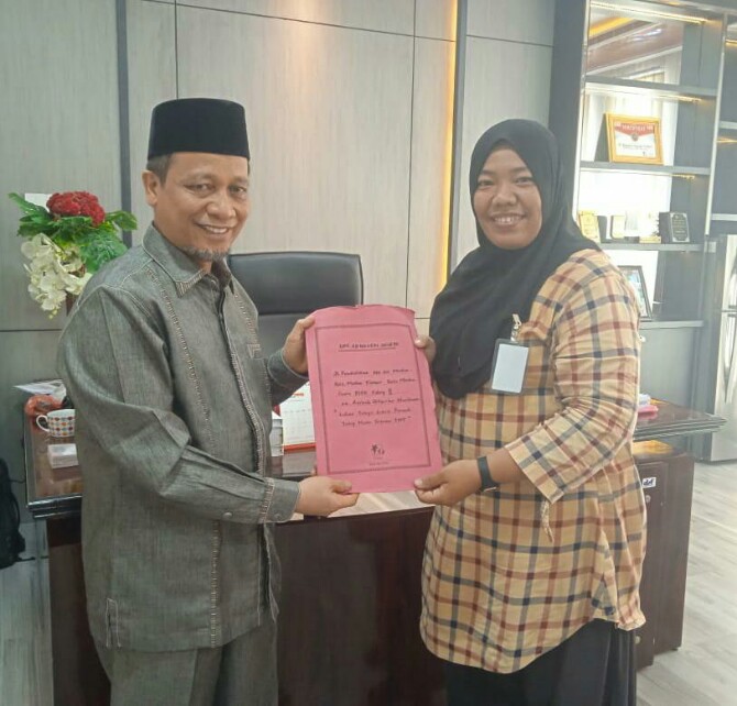 Wakil Ketua DPRD Medan, Rajudin Sagala menerima berkas adanya dugaan guru bodong program PPPK