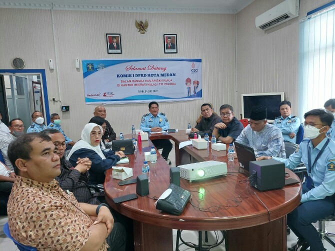 Suasana pertemuan Anggota Komisi I DPRD Medan dengan pejabat Kantor Imigrasi Kelas I Polonia, Senin (4/7/2022)