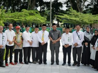 Plt Bupati Langkat, Syah Afandin bersama Rektor UMN Al Washliyah, Hardi Mulyono berfoto bersama pasca pelepasan mahasiswa KKN di Langkat