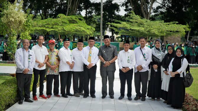 Plt Bupati Langkat, Syah Afandin bersama Rektor UMN Al Washliyah, Hardi Mulyono berfoto bersama pasca pelepasan mahasiswa KKN di Langkat