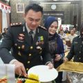 Kapolres Langkat, AKBP, Danu Pamungkas Totok memotong tumpeng saat syukuran HUT Bhayangkara ke-76 di Mapolres Langkat, Selasa (5/7/2022)