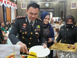 Kapolres Langkat, AKBP, Danu Pamungkas Totok memotong tumpeng saat syukuran HUT Bhayangkara ke-76 di Mapolres Langkat, Selasa (5/7/2022)
