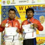 Master Juslin Lingga dan Master Mangapul dari Inorga AKTI Sumut diabadikan usai meraih medali emas di Fornas VI Palembang, tadi malam.