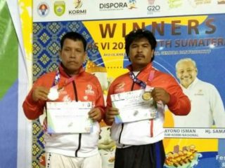 Master Juslin Lingga dan Master Mangapul dari Inorga AKTI Sumut diabadikan usai meraih medali emas di Fornas VI Palembang, tadi malam.