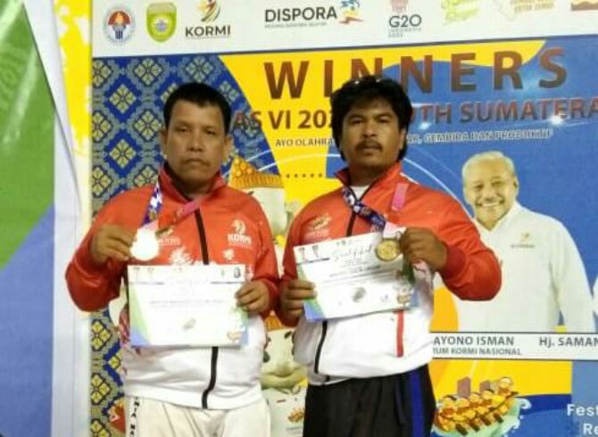 Master Juslin Lingga dan Master Mangapul dari Inorga AKTI Sumut diabadikan usai meraih medali emas di Fornas VI Palembang, tadi malam.