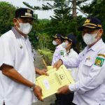Plt Bupati Langkat, Syah Afandin menyerahkan SK pengangkatan PPPK secara sombolis di Halaman Kantor Bupati Langkat, Rabu (6/7/2022)