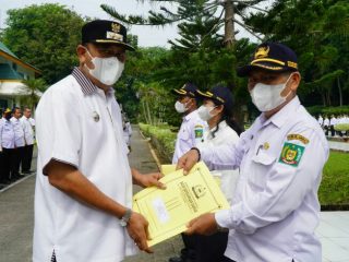 Plt Bupati Langkat, Syah Afandin menyerahkan SK pengangkatan PPPK secara sombolis di Halaman Kantor Bupati Langkat, Rabu (6/7/2022)