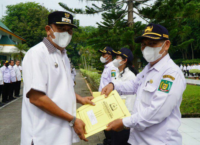Plt Bupati Langkat, Syah Afandin menyerahkan SK pengangkatan PPPK secara sombolis di Halaman Kantor Bupati Langkat, Rabu (6/7/2022)