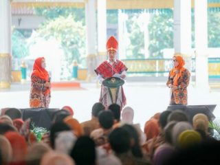 Presiden Joko Widodo saat memberikan sambutan pada Puncak Peringatan Harganas di Lapangan Merdeka, Medan, Kamis (7/7/2022)