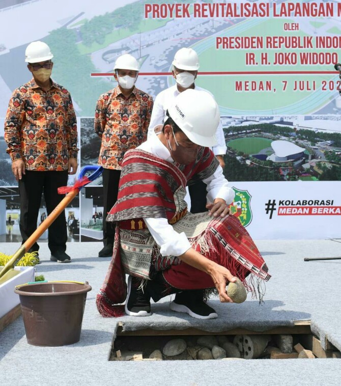 Presiden Joko Widodo meletakan batu pertama revitalisasi Lapangan Merdeka, Medan, Kamis (7/7/2022)