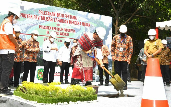 Presiden Joko Widodo meletakan batu pertama Lapangan Merdeka, Medan, Kamis (7/7/2022)