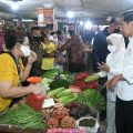Presiden Joko Widodo dan Ibu Negara, Iriana Joko Widodo berdialog dengan pedagang Pasar Petisah, Kamis (7/7/2022)