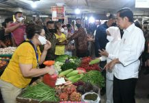 Presiden Joko Widodo dan Ibu Negara, Iriana Joko Widodo berdialog dengan pedagang Pasar Petisah, Kamis (7/7/2022)