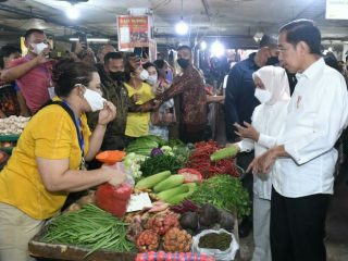 Presiden Joko Widodo dan Ibu Negara, Iriana Joko Widodo berdialog dengan pedagang Pasar Petisah, Kamis (7/7/2022)