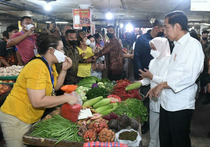 Presiden Joko Widodo dan Ibu Negara, Iriana Joko Widodo berdialog dengan pedagang Pasar Petisah, Kamis (7/7/2022)