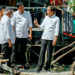 Presiden Joko Widodo berbincang dengan Walikota Medan, Bobby Nasution dan Menteri PUPR disela sela peninjauan pengerjaan rumah bedah di Kecamatan Belawan