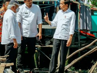 Presiden Joko Widodo berbincang dengan Walikota Medan, Bobby Nasution dan Menteri PUPR disela sela peninjauan pengerjaan rumah bedah di Kecamatan Belawan