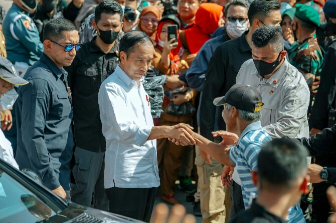Presiden Joko Widodo disambut warga ketika tiba di Kampung Nelayan Bahari, Kecamatan Medan Belawan