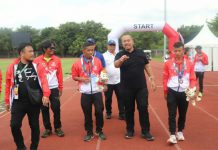 Ketua Kormi Sumut Baharuddin Siagian (dua dari kanan) saat berada di arena Fornas VI Palembang. Sumut meraih 21 medali emas dan berada di peringkat 12 nasional.