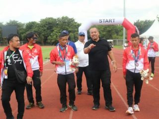 Ketua Kormi Sumut Baharuddin Siagian (dua dari kanan) saat berada di arena Fornas VI Palembang. Sumut meraih 21 medali emas dan berada di peringkat 12 nasional.