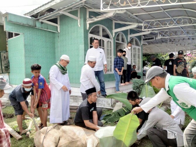 Ketua PD Al Washliyah Kota Medan menyaksikan pemotongan hewan qurban di mushalah Al Huda Jl. Cendrawsih Medan (10/7).