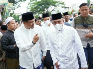 Walikota Medan, Bobby Nasution bersama Gubsu saat hendak meninjau penyembelihan hewan kurban