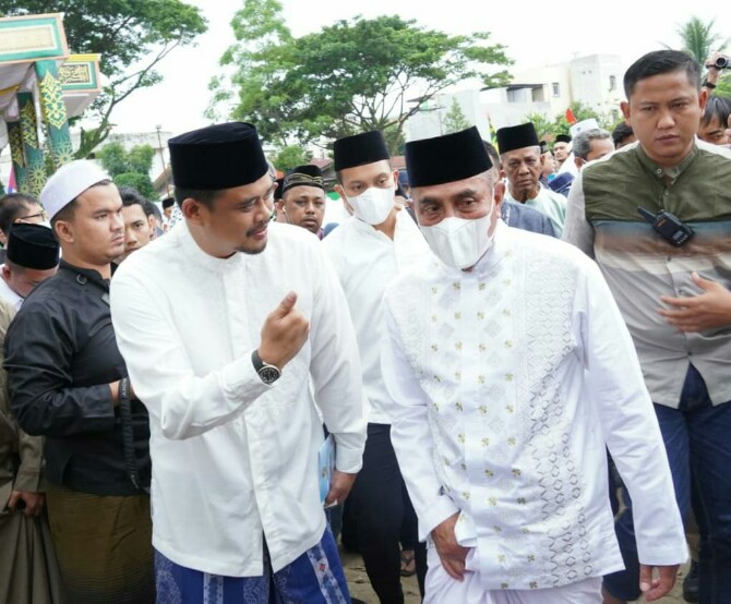 Walikota Medan, Bobby Nasution bersama Gubsu saat hendak meninjau penyembelihan hewan kurban