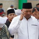 Plt Bupati Langkat, Syah Afandin saat melaksanakan Shalat Idul Adha di Masjid Kecamatan Brandan, Minggu (10/2027)