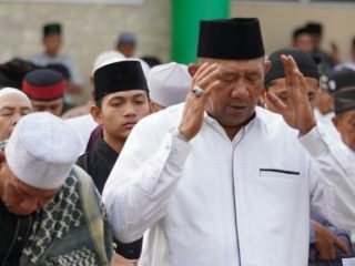 Plt Bupati Langkat, Syah Afandin saat melaksanakan Shalat Idul Adha di Masjid Kecamatan Brandan, Minggu (10/2027)