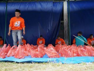 Dalam rangka merayakan Idul Adha 1443 H, Bank Sumut melaksanakan penyembelihan 20 hewan kurban yang terdiri dari sebelas ekor sapi dan sembilan ekor kambing bertempat di Jl. Tanjung Sari Pasar III Pool Kendaraan Bank Sumut, Kota Medan, Minggu (10/7/2022).
