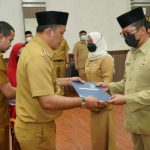 Wakil Walikota Medan, Aulia Rachman menyerahkan SK kepada Ilyan Chandra Simbolon