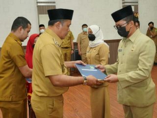 Wakil Walikota Medan, Aulia Rachman menyerahkan SK kepada Ilyan Chandra Simbolon