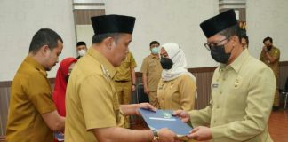 Wakil Walikota Medan, Aulia Rachman menyerahkan SK kepada Ilyan Chandra Simbolon