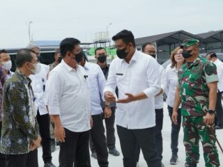 Walikota Medan, Bobby Nasution bersama Menteri ATR/BPN, Hadi T saat mengunjungi Terminal Tipe-A Amplas, Selasa (12/7/2022)