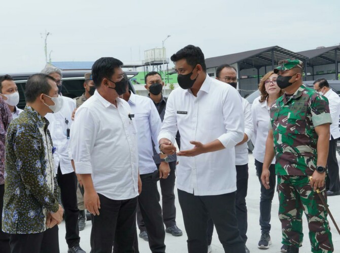 Walikota Medan, Bobby Nasution bersama Menteri ATR/BPN, Hadi T saat mengunjungi Terminal Tipe-A Amplas, Selasa (12/7/2022)