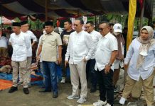 Ketua DPD Gerindra Sumut, Gus Irawan Pasaribu menyaksikan penyembelihan hewan kurban di Kantor DPD Gerindra Sumut, Jalan Sudirman, Medan, Selasa (12/7/2022)