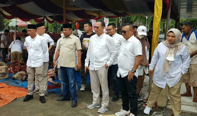 Ketua DPD Gerindra Sumut, Gus Irawan Pasaribu menyaksikan penyembelihan hewan kurban di Kantor DPD Gerindra Sumut, Jalan Sudirman, Medan, Selasa (12/7/2022)