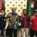 Plt Bupati Langkat, Syah Afandin berfoto bersama dengan atlet Taekwondo asal Langkat dan pelatih serta official