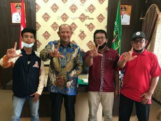 Plt Bupati Langkat, Syah Afandin berfoto bersama dengan atlet Taekwondo asal Langkat dan pelatih serta official