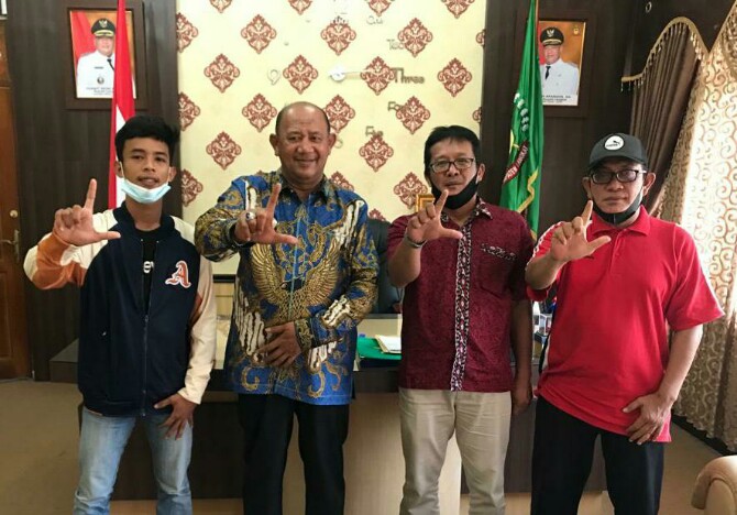 Plt Bupati Langkat, Syah Afandin berfoto bersama dengan atlet Taekwondo asal Langkat dan pelatih serta official