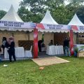 Sejumlah orang sedang menyiapkan stan kegiatan Gebyar dan Expo Pendidikan 2022 di Taman Cadika Medan, Rabu (13/7/2022)