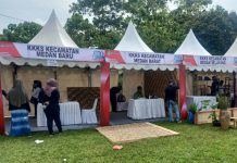 Sejumlah orang sedang menyiapkan stan kegiatan Gebyar dan Expo Pendidikan 2022 di Taman Cadika Medan, Rabu (13/7/2022)