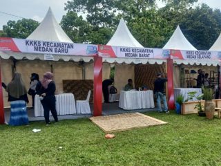 Sejumlah orang sedang menyiapkan stan kegiatan Gebyar dan Expo Pendidikan 2022 di Taman Cadika Medan, Rabu (13/7/2022)