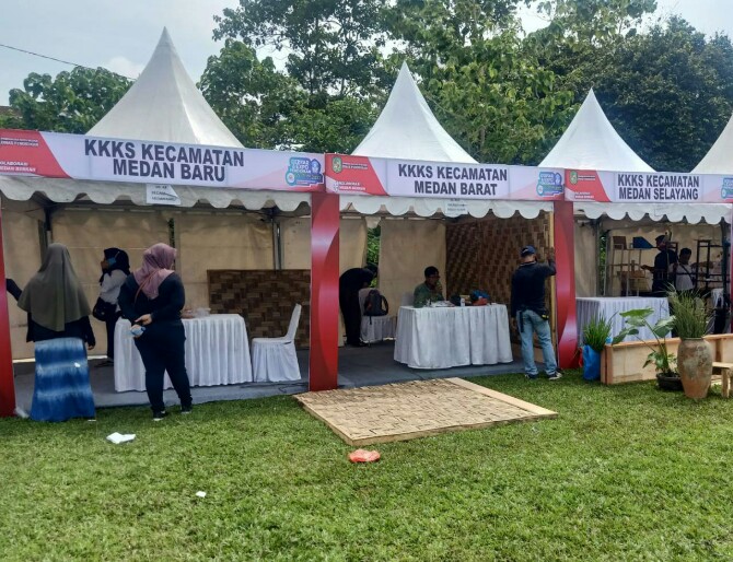 Sejumlah orang sedang menyiapkan stan kegiatan Gebyar dan Expo Pendidikan 2022 di Taman Cadika Medan, Rabu (13/7/2022)